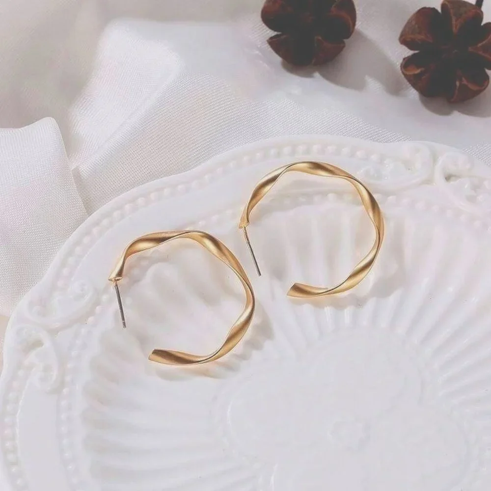 Emma Ellison Delicate Twist Hoop Minimalistic Earrings Silver Gift Packaged